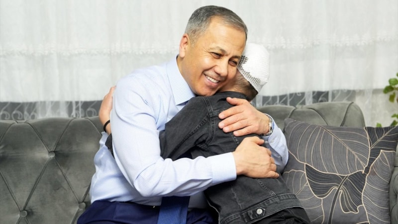 İçişleri Bakanı Yerlikaya, sahipsiz köpeklerin saldırdığı Tunahan Yılmaz'ı ziyaret etti