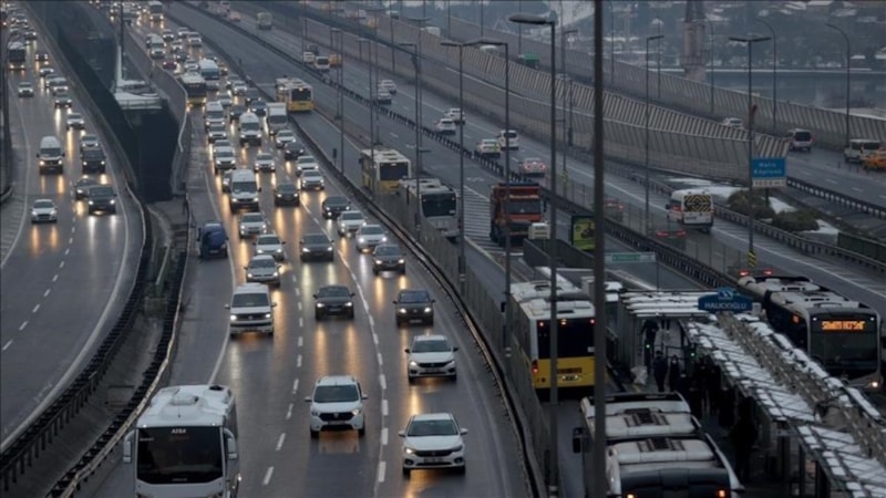 İstanbul'da sabah trafiği: Toplu taşımada da yoğunluk yaşandı