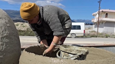Hatay'da kadınlar, çamurlu elleriyle toprak tandır yapıyor