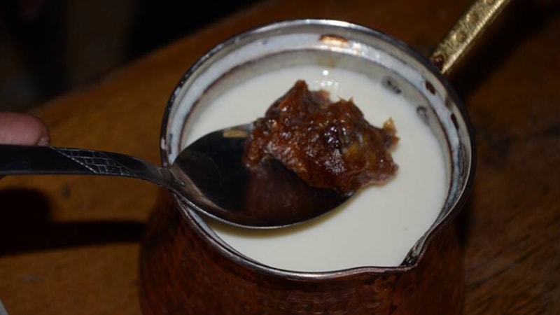 Duyan bardak bardak içiyor! Süte hurma ekleyin, bakın ne işe yarıyor