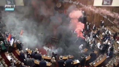 Sırbistan'da muhalefet, parlamentoya sis bombası attı