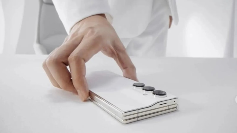 Tecno, Mobil Dünya Kongresi'nde üçe katlanan telefonunu sergiledi