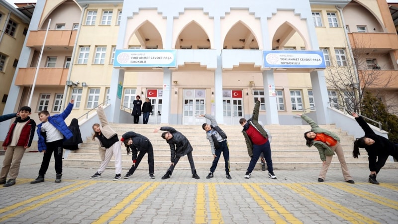 Kırklareli'nde öğrenciler, obeziteye karşı spor yapıyor