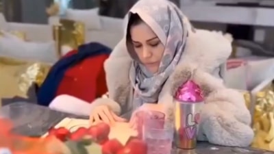 Dilan Polat Kur'an'ı Kerim'i tersten okudu