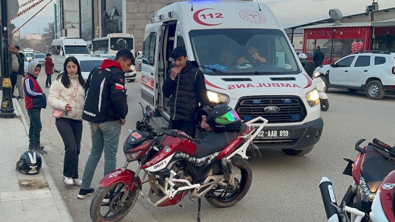 Adıyaman'da motosiklet önce otomobile sonra durakta bekleyen çocuğa çarptı