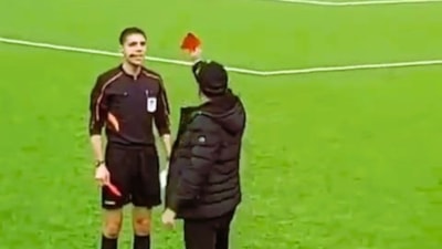 Yeşil sahada şaşırtan olay: Yönetici hakeme kırmızı kart gösterdi