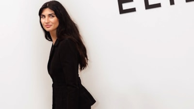Tuba Büyüküstün Paris Moda Haftası'nda! Güzelliğiyle damga vurdu