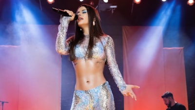 Simge Sağın photoshop'un dozunu kaçırdı! Son pozları olay oldu