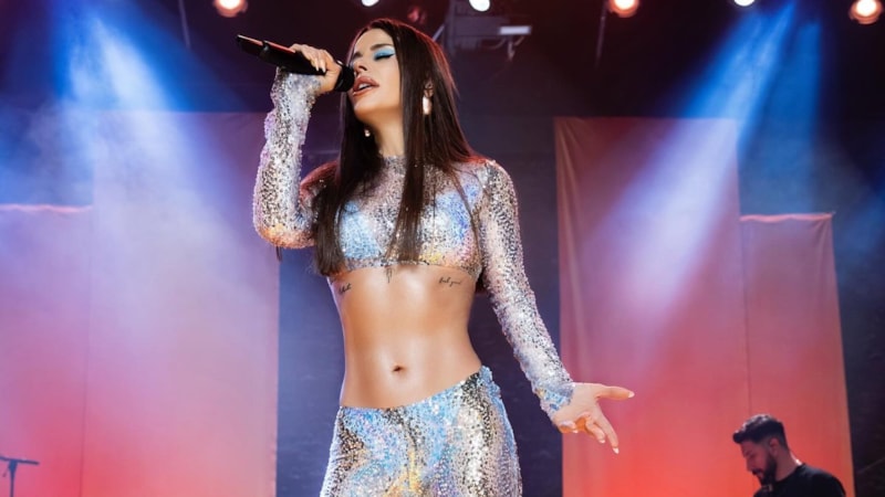 Simge Sağın photoshop'un dozunu kaçırdı! Son pozları olay oldu