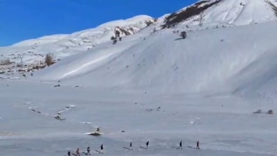 Bingöl’de göl buz tuttu, doğaseverler üzerinde yürüdü