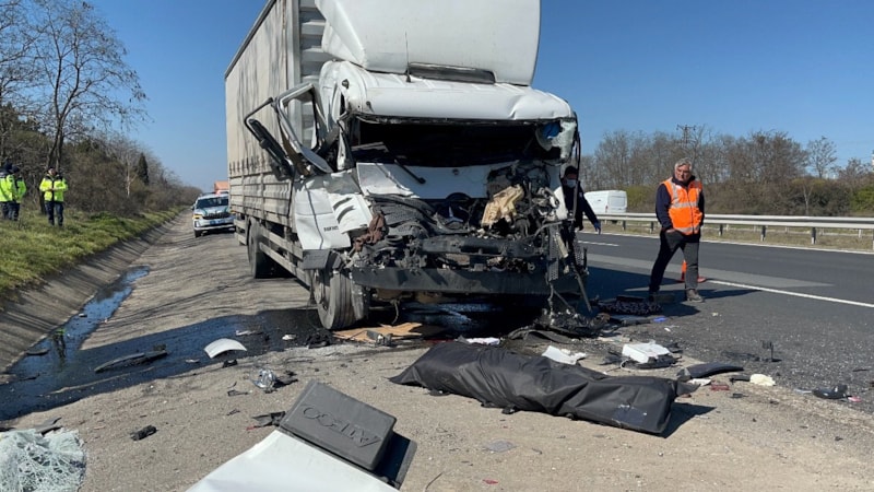 Tekirdağ'da kamyonla tırın arasında ezilen şoför öldü