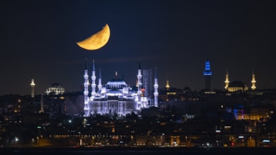 İstanbul'dan nefes kesen yarım ay kareleri