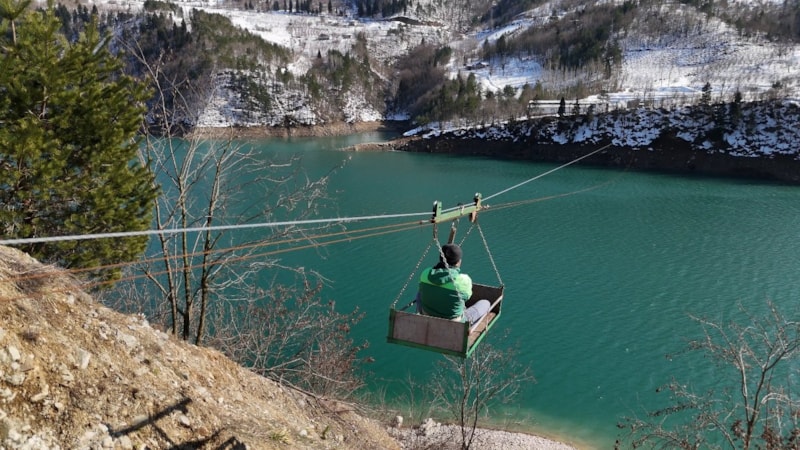 Artvin'de kar  mandıranın yolunu kapattı, teleferikli çözüm buldu