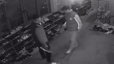 Aydın'da cemaat namaza durdu, onlar ayakkabıların peşine düştü