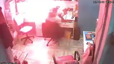 Adana'da bataryası şişen telefon bomba gibi patladı