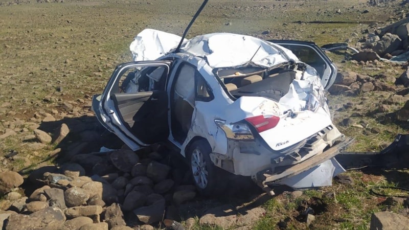 Şanlıurfa'da otomobil şarampole devrildi: 2 ölü, 1 yaralı