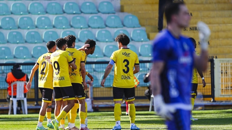 İstanbulspor, Sakaryaspor'a 3 attı