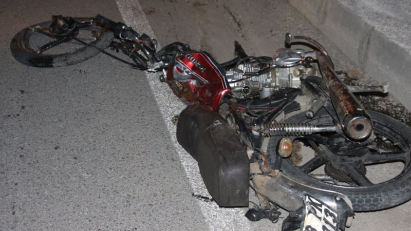 Afyonkarahisar'da hafif ticari araçla çarpışan motosiklet parçalandı: 2 kişi öldü