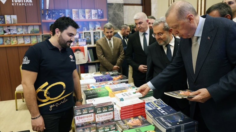 Cumhurbaşkanı Erdoğan, Cumhurbaşkanlığı Külliyesi'ndeki kitap fuarını gezdi
