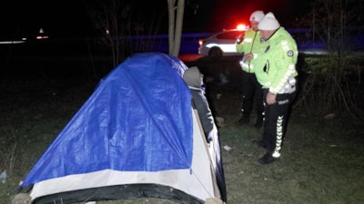 Samsun'da yol kenarında çadırı fark eden polisler hayat kurtardı