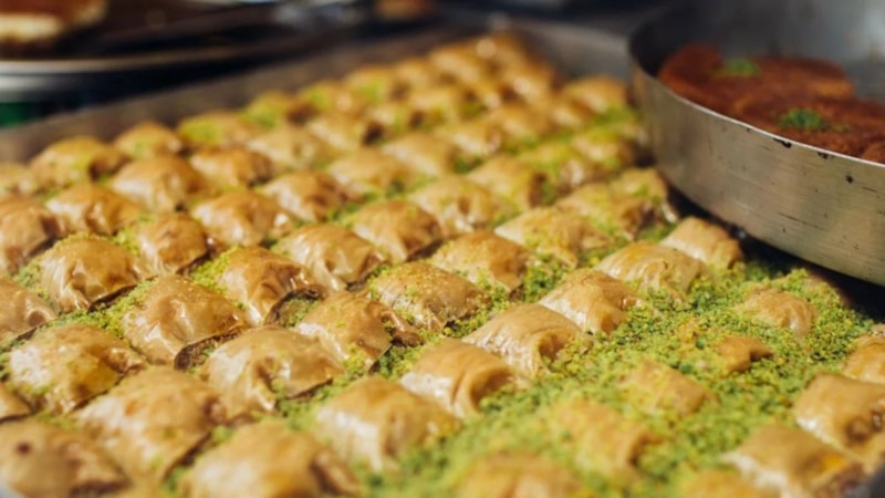 Ne ıspanak ne bezelye… Baklavaya fıstık yerine bakın ne koymuşlar