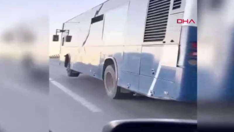 Elazığ'da arızalanan otobüs tek tekeri havada trafikte seyretti