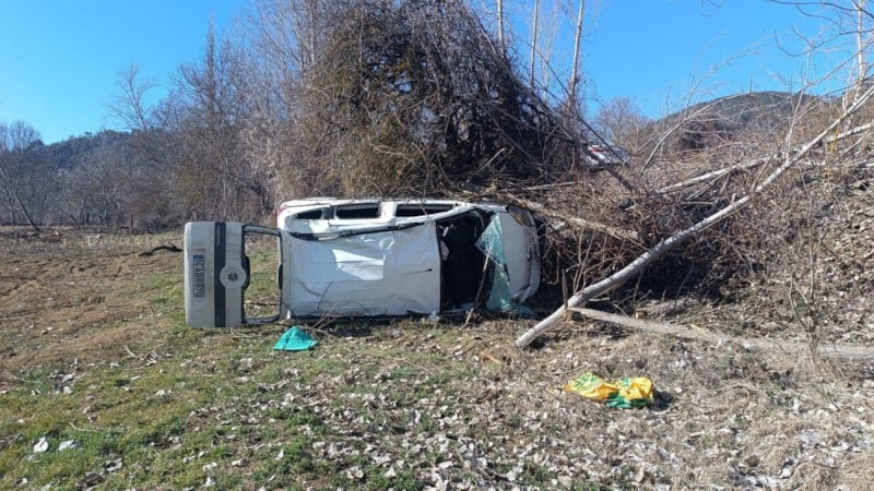 Bolu'da hafif ticari araç tarlaya savruldu: 2 yaralı