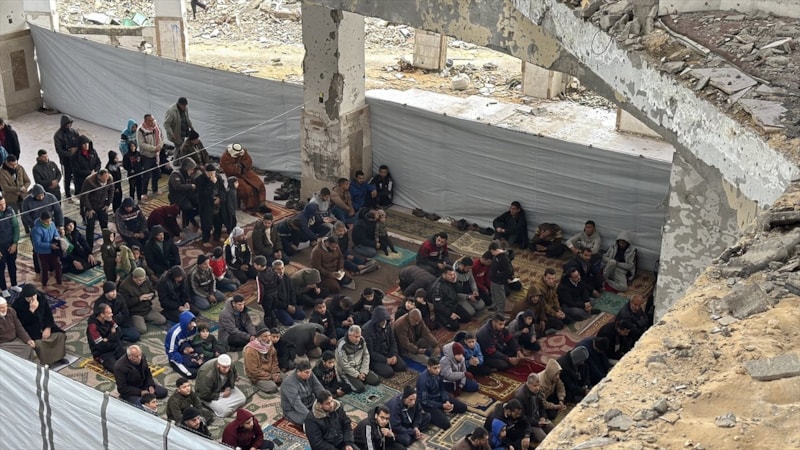 Gazze’de Ramazan ayının ilk cuma namazı yıkıntılar arasında kılındı