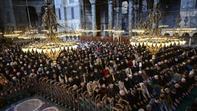 İstanbul'daki camilerde Ramazan'ın ilk cuma namazı eda edildi