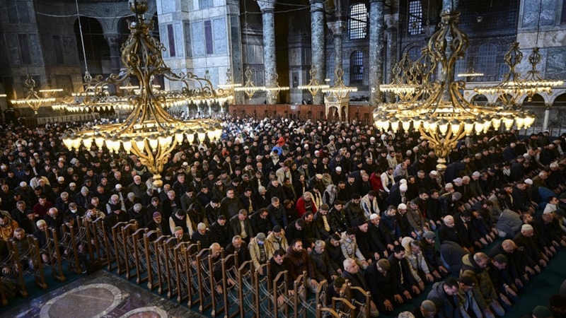 İstanbul'daki camilerde Ramazan'ın ilk cuma namazı eda edildi