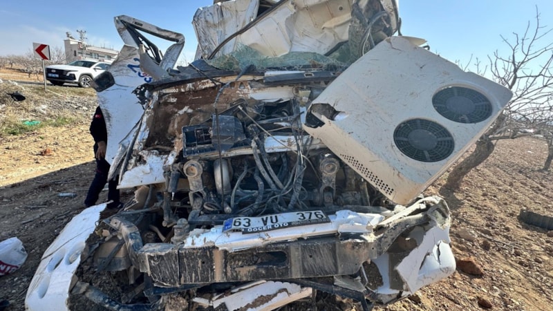 Şanlıurfa'da freni patlayan kamyon hurdaya döndü
