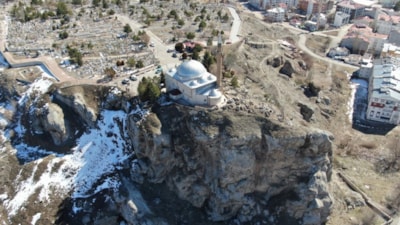 Sivas'ta uçurumun kıyısındaki camide, Ramazan'ın ilk cuma namazı