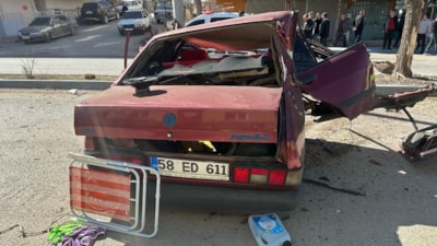 Refüje çarpan Tofaş hurdaya döndü: 1 ölü, 1 yaralı