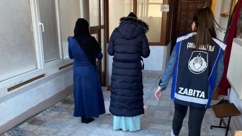 Çorum’da zabıtayı gören dilenciler, camide namaza durdu