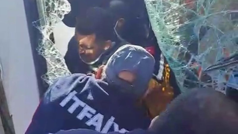 Iğdır'da kamyon yan yattı, sürücü içinde sıkıştı