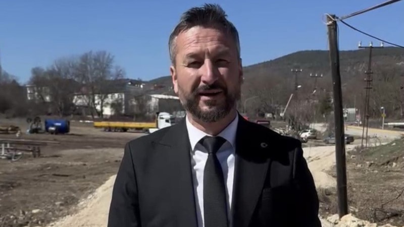 Karabük'te belediye başkanı yapımı tamamlanan köprüyü tek başına açtı