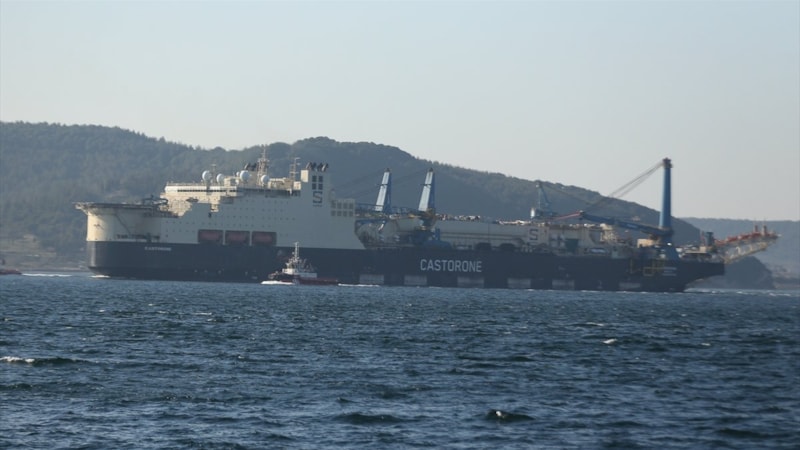 Derin denizde boru döşeme gemisi 'Castorone' Çanakkale Boğazı'nda