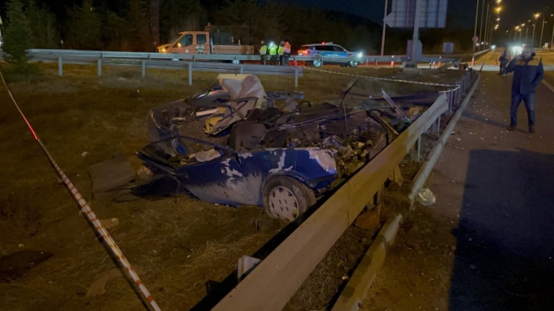 TEM'de Tofaş kağıt gibi ezildi: 3 ölü, 1 yaralı