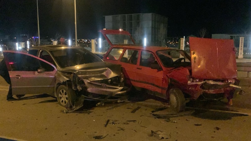 Karaman'da üst geçitte iki otomobil kafa kafaya çarpıştı: 2 yaralı