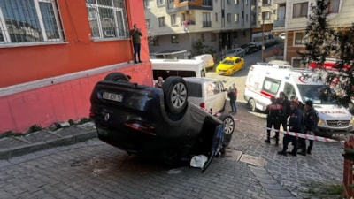 İstanbul'da el freni çekilmeyen otomobil kayarak takla attı