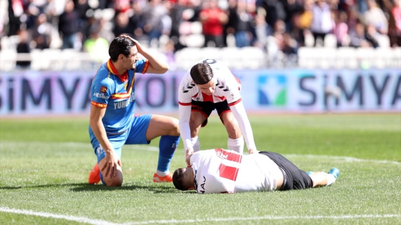 Sivasspor-Göztepe maçında korkutan sakatlık