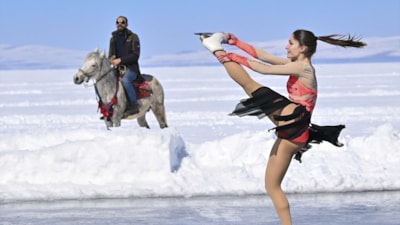 Kars Çıldır Gölü'nde göz kamaştıran buz pateni gösterisi