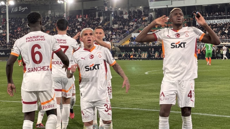 Lider Galatasaray, Alanyaspor'u iki golle geçti