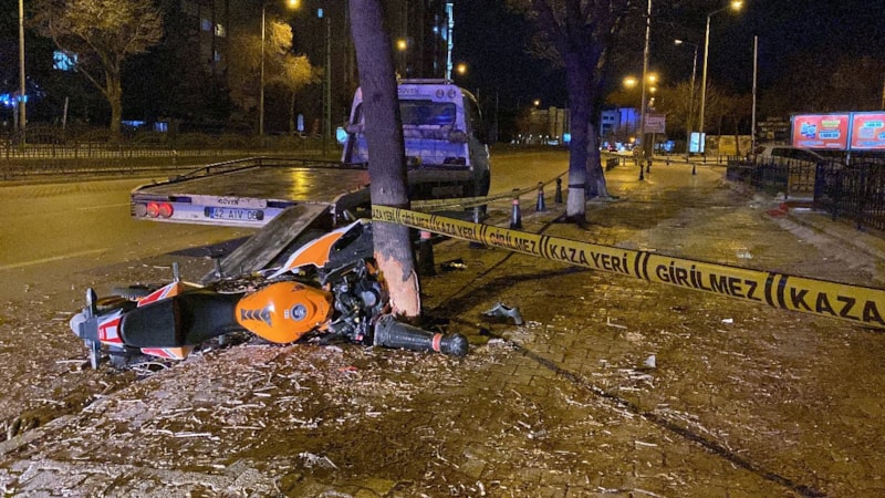 Konya'da kontrolden çıkan motosiklet ağaca çarptı: 1'i ağır 2 yaralı