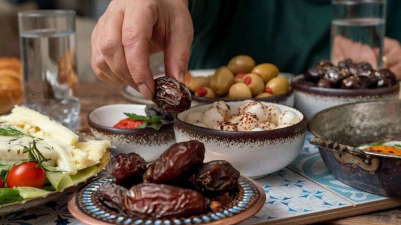 Sahur vaktinde ezan okunurken yiyip içmek orucu bozar mı?