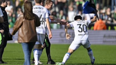 Belçika liginde sahaya bayrak dikti: Kavga çıktı