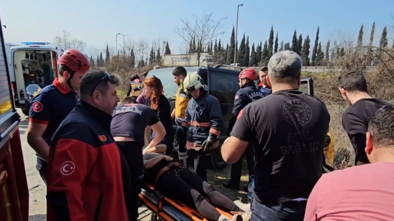 Sakarya'da minibüs ile otomobil kafa kafaya çarpıştı: 10 yaralı