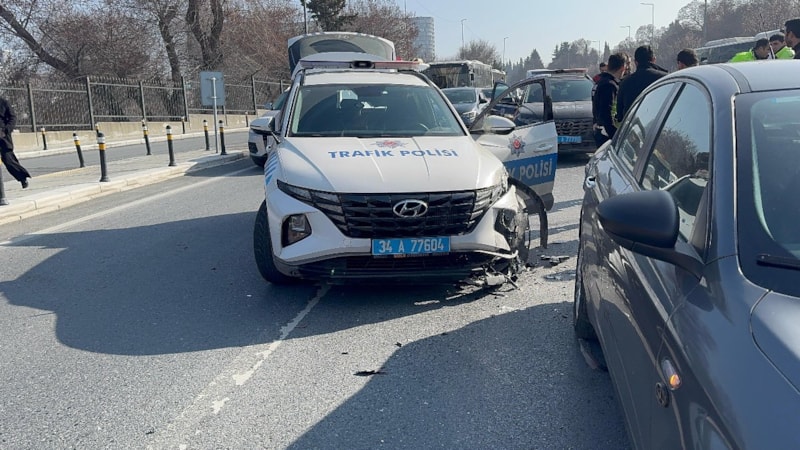 İstanbul'da dur ihtarına uymayan sürücü polis aracına çarptı