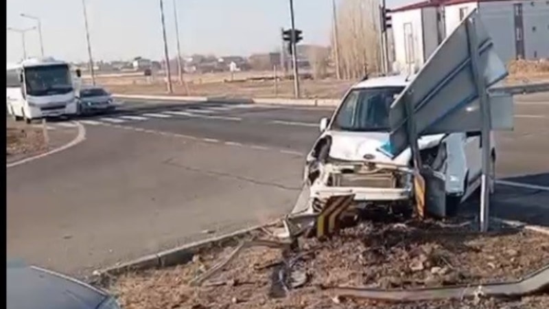 Kars'ta otomobiller çarpıştı: 2 yaralı