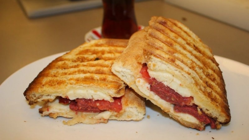 Ne kaşar, ne sucuk! İçine bir tutam atın, tostta esnaf lezzeti yakalayın...